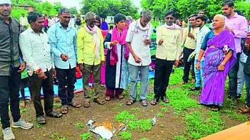 शेतकरीविरोधी धोरणाच्या अध्यादेशाची होळी, केंद्र सरकारचा निषेध