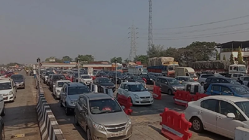 Mumbai Traffic Updates : ट्रॅफिक जामने केला मुंबईकरांचा मूड ऑफ, मुंबईच्या वेशीवर अभूतपूर्व वाहतूक कोंडी