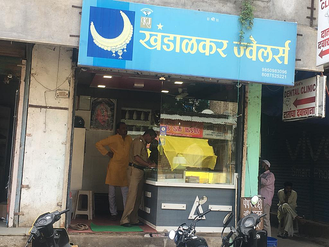 औरंगाबाद : पीरबाजार येथील खंडाळकर ज्वेलर्समध्ये झालेल्या चोरीनंतर सोमवारी तपासणी करताना पोलिस.
