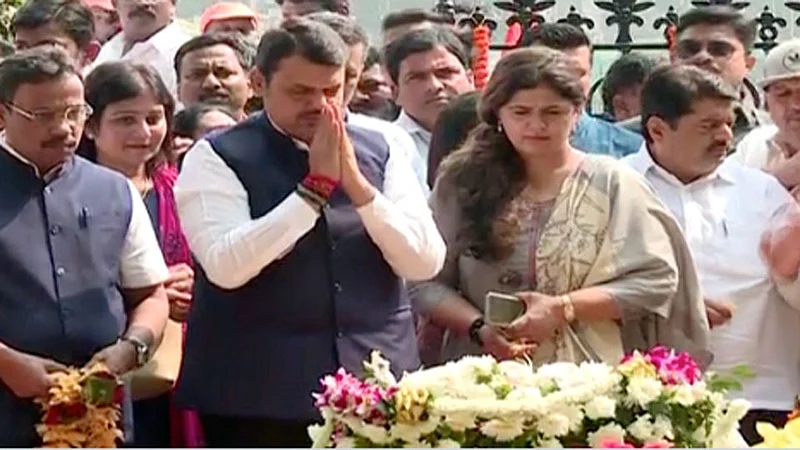 bjp leader devendra fadnavis pankaja munde obeisances Shiv sena supremo balasaheb thakrey