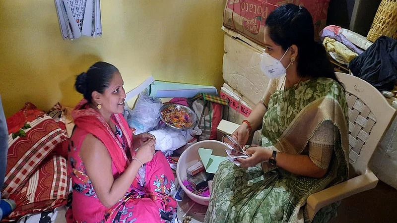 MLA Pratibha Dhanorkar visited Minakshi Walke home after seeing her Bamboo Rakhi