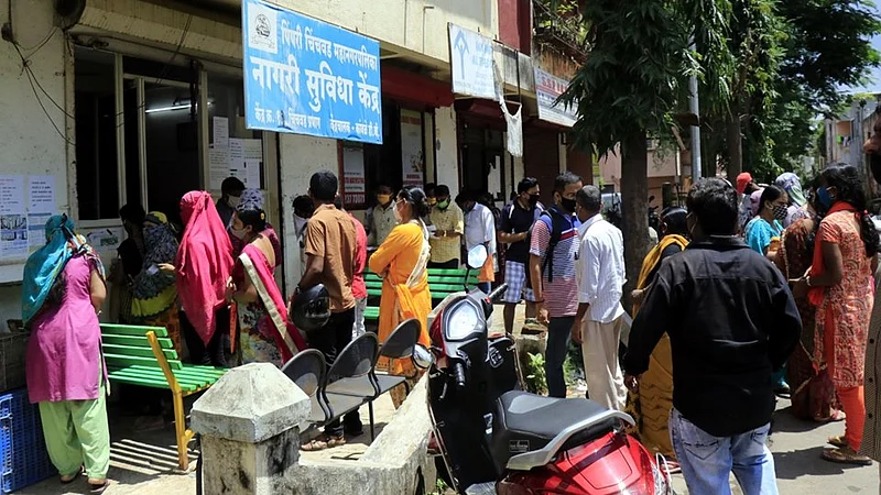 घरासाठी किती ही धडपड; ना सोशल डिस्टन्सिंग, ना कोरोनाची भाती