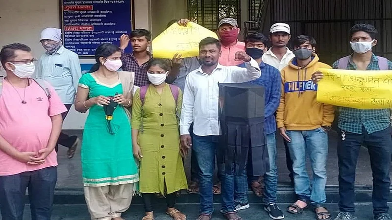 शालेय शिक्षणमंत्री वर्षा गायकवाड यांना छात्रभारतीने पाठवला काळा आकाश कंदील