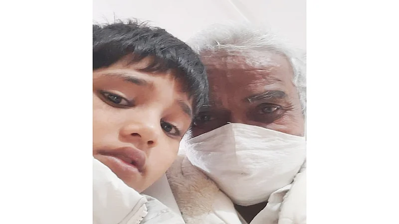 Positive Story : थंडीने कुडकुडणाऱ्या जिवाला दिली मायेची ऊब; उत्तर प्रदेशमधील आई-वडिलांची घडवली भेट