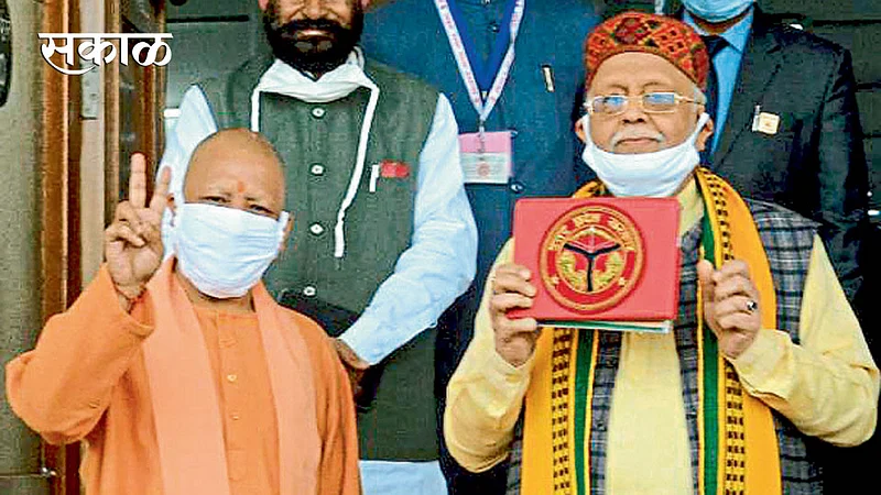 लखनौ: उत्तर प्रदेश सरकारचा अर्थसंकल्प सोमवारी मांडण्यात आला. यादरम्यान मुख्यमंत्री योगी आदित्यनाथ आणि अर्थमंत्री सुरेश कुमार खन्ना यांनी उपस्थितांना अभिवादन केले.