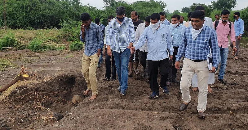 Rohit Pawar came running to help the farmers