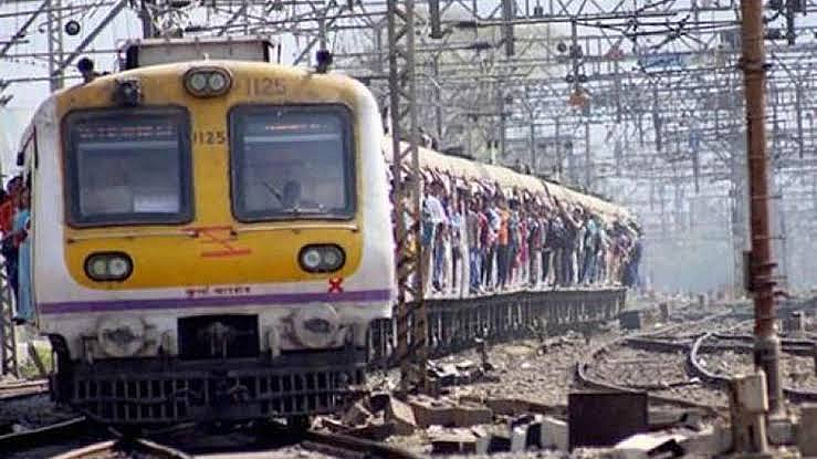 ...म्हणुन त्या महिलेने स्वत:ची ओढणी जखमी तरूणीकडे फेकली