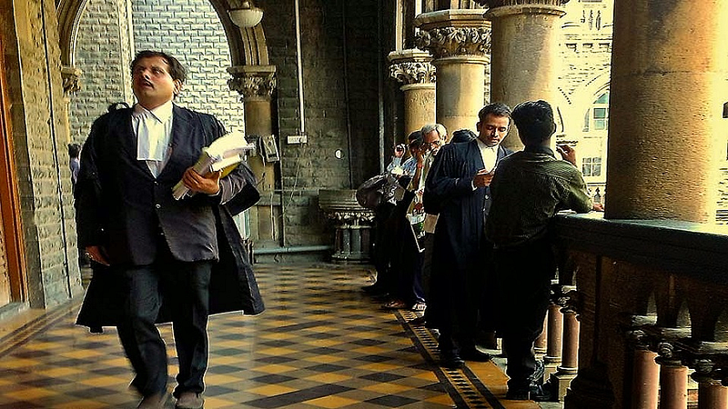 लॉकडाऊनमुळे आर्थिक गर्तेत अडकलेल्या महिला वकिलांचे थेट अमित शहांना पत्र; वाचा काय केली मागणी