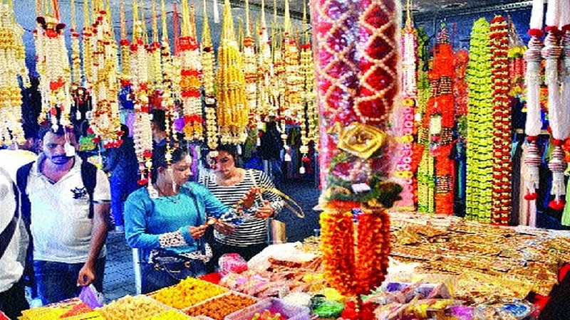 गणेशोत्सवावर कोरोनाचे सावट! बाजारात गर्दी असली तरी; विशेष खरेदीकडे गणेशभक्तांची पाठ