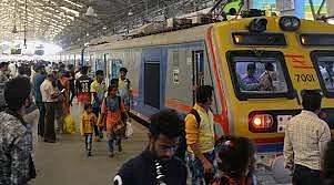 लोकलमधून बॅग चोरण्यासाठी 'ते' काढत होते तीन महिन्यांचा पास!