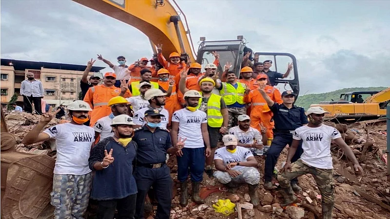 40 तासांनंतर महाड येथील शोधकार्य थांबले 16 जणांचा मृत्यू; दोन जणांना जिवंत बाहेर काढण्यात यश