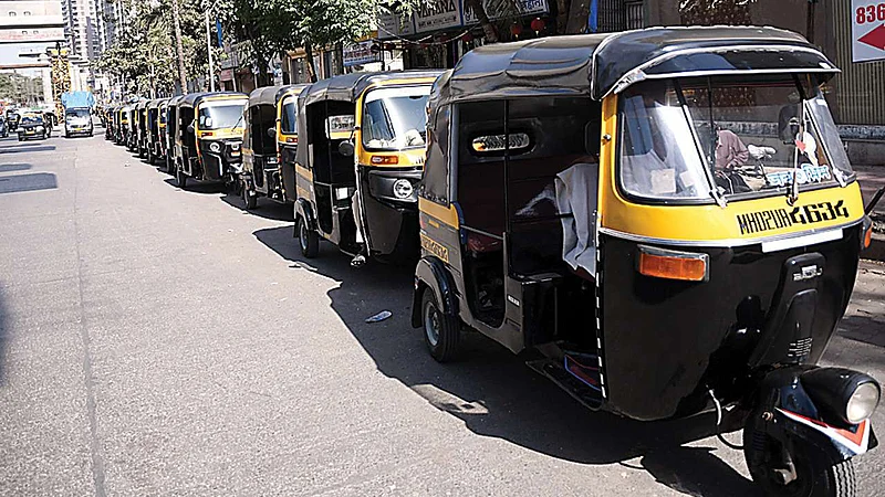 Lockdown:: टॅक्सी, रिक्षा वाहतुकीवरील बंदी उठवा, मुख्यमंत्र्यांना पाठवलं पत्र