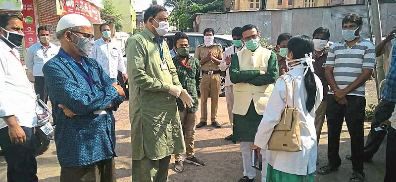 औरंगाबाद : आरेफ कॉलनी भागात पाहणी करून आरोग्य कर्मचाऱ्यांसोबत चर्चा करताना नंदकुमार घोडेले.