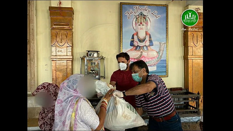 shahid afridi distributed essential food items to hindu visits temple photo viral