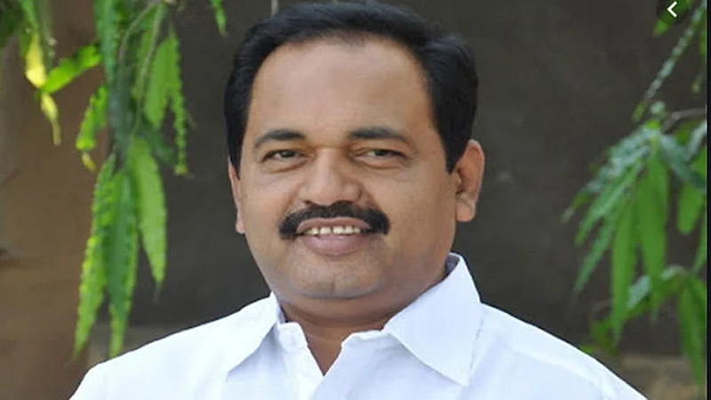 शिवसेना पक्षप्रमुख उध्दव ठाकरे यांनी बंडखोरांना कारवाईचा इशारा देऊनही महेश कोठे यांनी आपल्याच उमेदवाराविरुध्द दंड थोपाटले आहे.