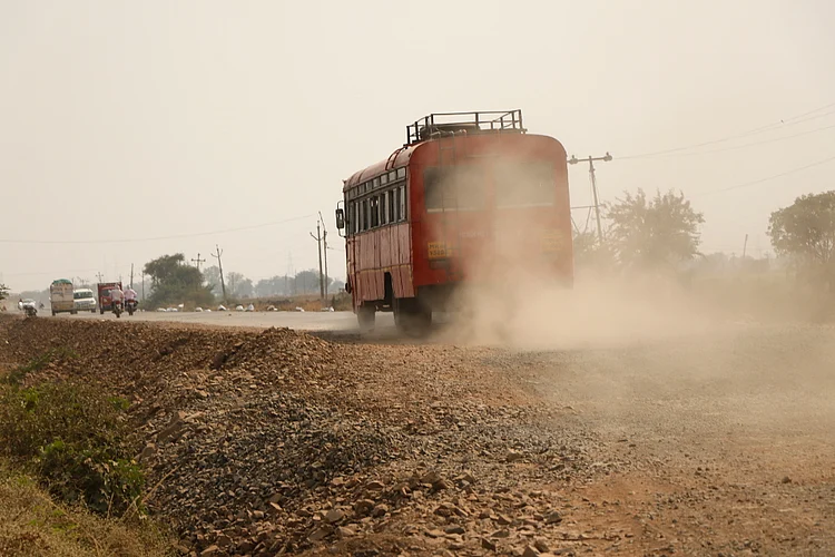 Akola News: Akola Akot road construction is slow