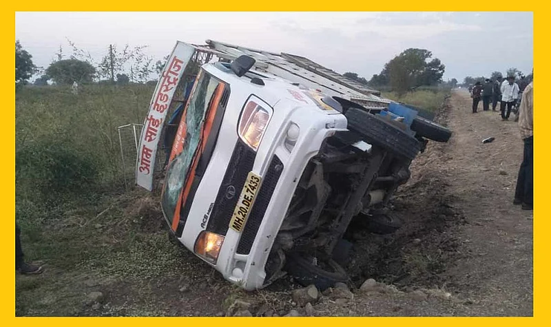 Akola News: Four people on their way to Morning Walk were crushed by tempo, three died on the spot