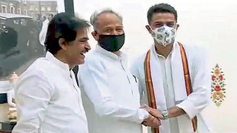 जयपूर - राजस्थानचे मुख्यमंत्री अशोक गेहलोत आणि बंडखोर नेते सचिन पायलट गुरूवारी परस्परांना भेटले.