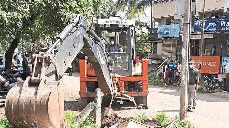 hammer on encroachments on hundred feet road
