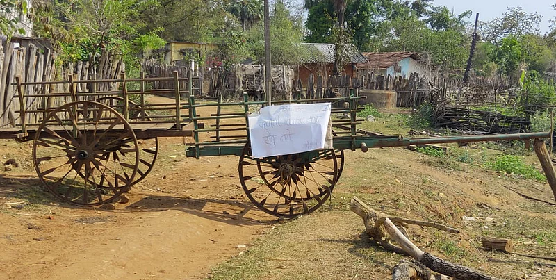 भामरागड : दुब्बागुडा येथील ग्रामस्थांनी रस्त्यावर लावलेल्या बैलबंड्या.