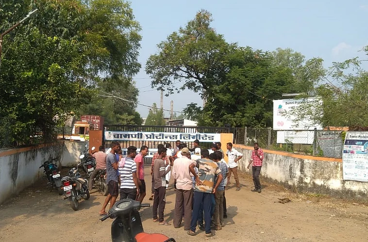 one died and five affected due to chemical in tank at ballarpur of chandrapur