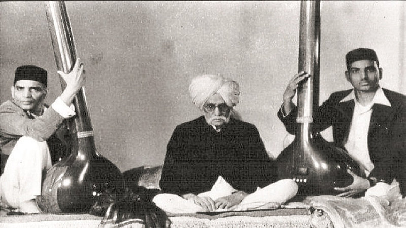 The fifth generation of Alladiyon Khonsaheb who brought Anavat Raag to Kolhapur is also in the music service