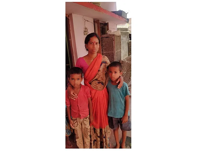 बेलाः मृत कामगारांचे कुटुंबीय विलाप करताना.