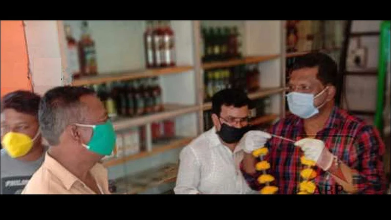 corona lockdown first customer felicitated in belgaum in liquor shop