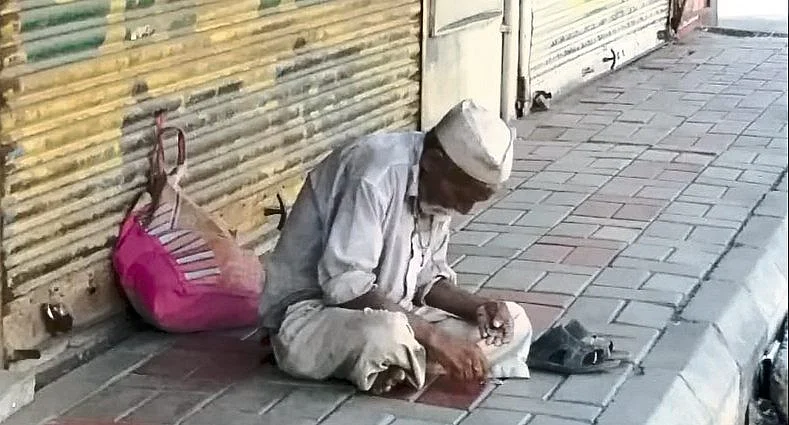 Wander the streets of Pandharpur to get food and water for beggars