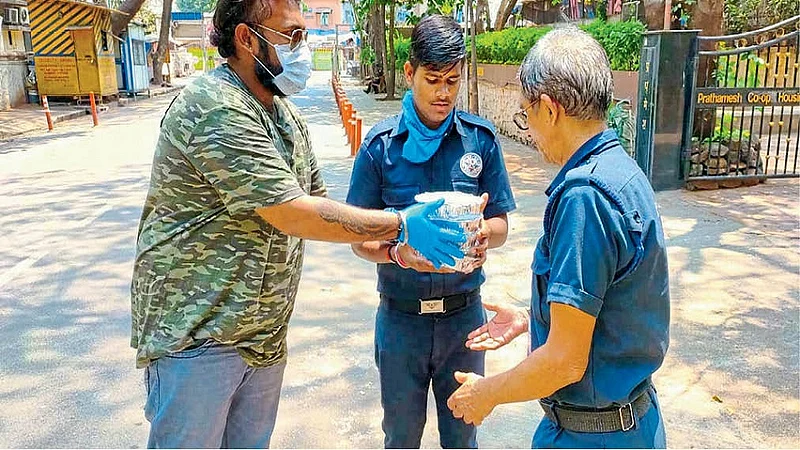 भुकेल्यांसाठी तो बनलाय देवदूत; सुरु केलंय 'रोटी घर'...