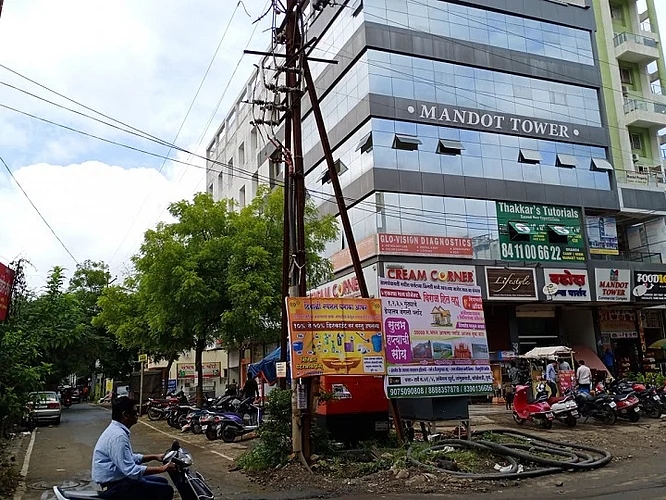 विजेच्या धक्क्याने कर्मचाऱयाचा खांबावर मृत्यू