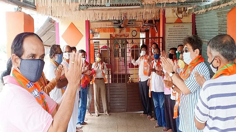the BJP incumbent rings bell in front of eight temple in ratnagiri