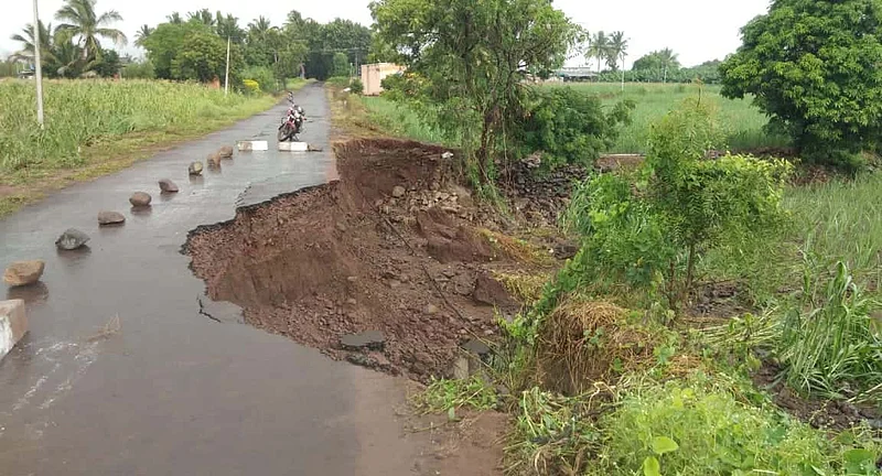 #PuneRains : इंदापूर तालुक्यातील कळाशी व गंगावळण गावातील रस्ता खचला