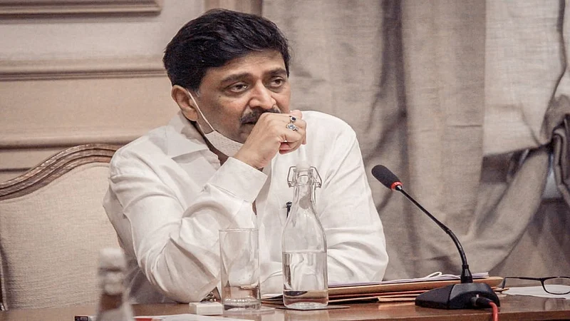 नांदेड - जालना - नांदेड समृद्धी जोड महामार्गाचा अशोक चव्हाण यांनी गुरूवारी आढावा घेतला.
