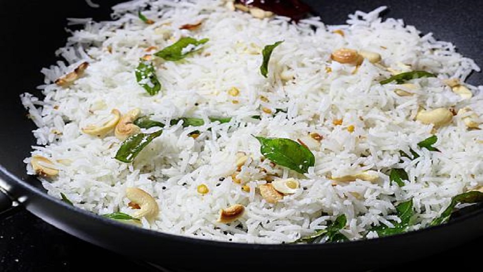 भात- आपल्या रोजच्या आहारात भात खाणे अतिशय महत्वाचे समजले जाते. भात न न खाणारे लोक कमीच आहेत. पण दुपारी जेवताना भात खाणे चांगले मानले जाते.
