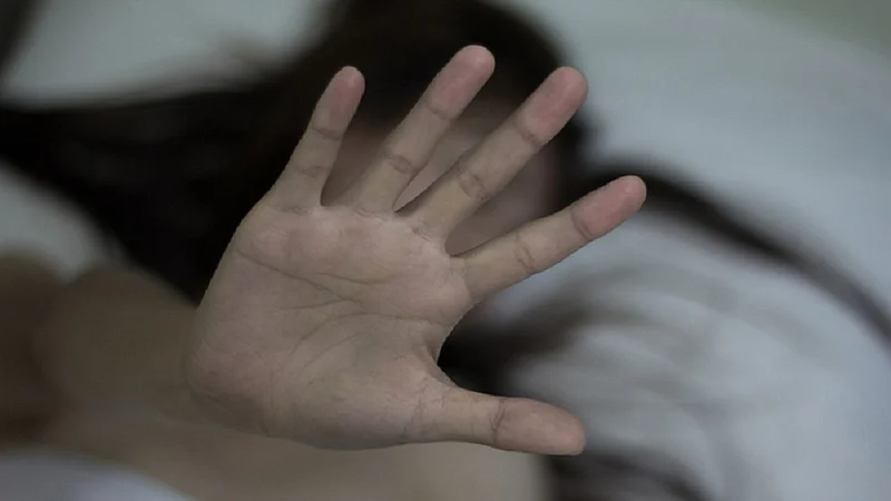 police in amravati forcefully behaved with woman police constable read full story