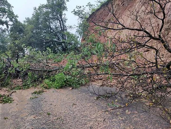 Traffic problem on Chorla Highway due to a landslide goa belgum