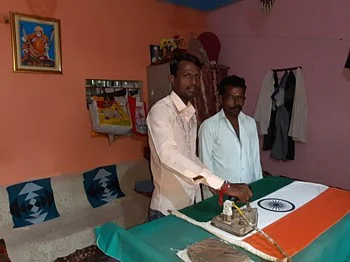 घरबल्या पंधरा वर्षांपासून पिता-पुत्राची अशी ही राष्ट्रसेवा !