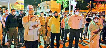 धुळ्यात प्रबोधनासाठी पालकमंत्री अब्दुल सत्तार उतरले रस्त्यावर !