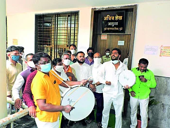 धुळे मनपाच्या बाहेर मनसेचे 'डफ बजाव' आंदोलन