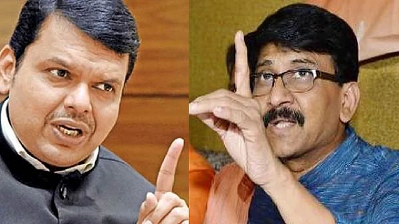 दसरा मेळाव्यात मुखमंत्री उद्धव ठाकरे स्टेजवर असतानाच संजय राऊतांनी काढला फडणवीसांचा विषय