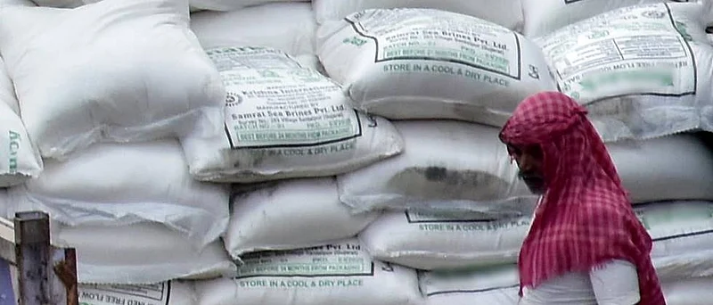akola washim news Farmers line up again for urea, artificial scarcity in front of traders; The Department of Agriculture claims that stocks are abundant