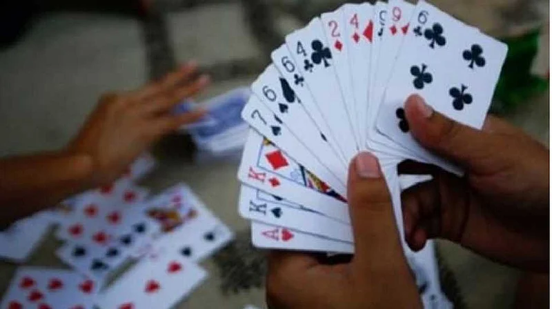 raid on gambling center in wani of yavatmal