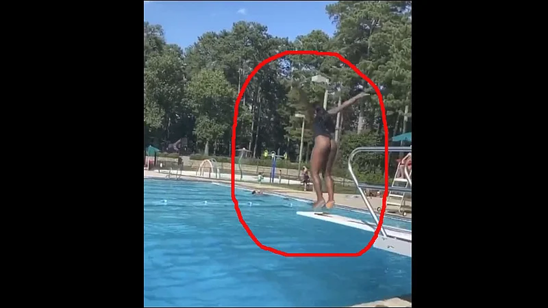 girl stant befor into pool see what happend viral video