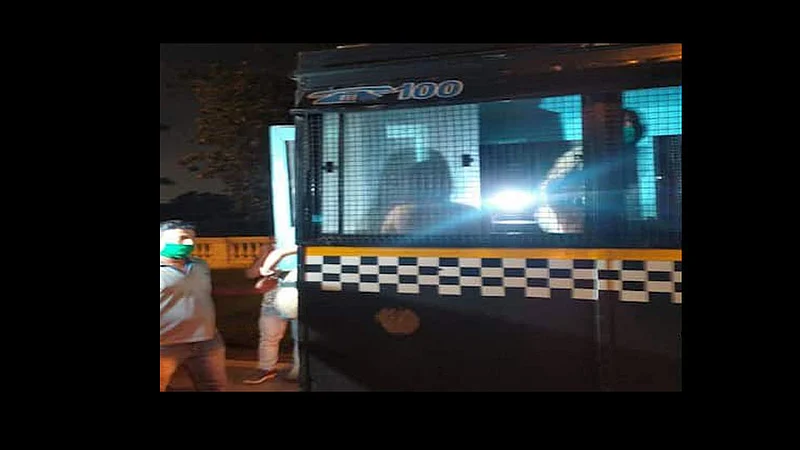 topless girl was roaming on the road at kolkata