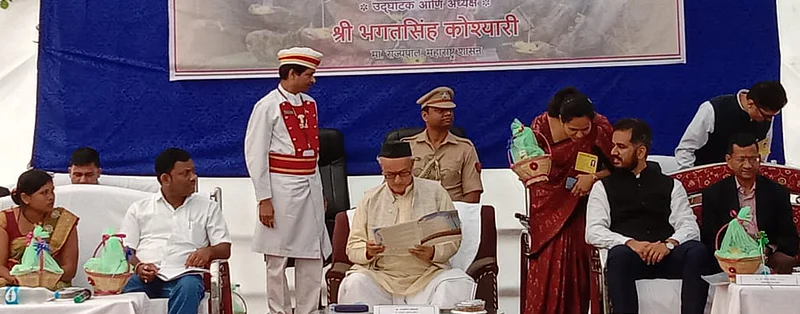 अहेरी : उडान सोलर एनर्जी प्रकल्पाच्या उद्घाटनाप्रसंगी उपस्थित राज्यपाल भगतसिंग कोश्यारी व इतर मान्यवर.