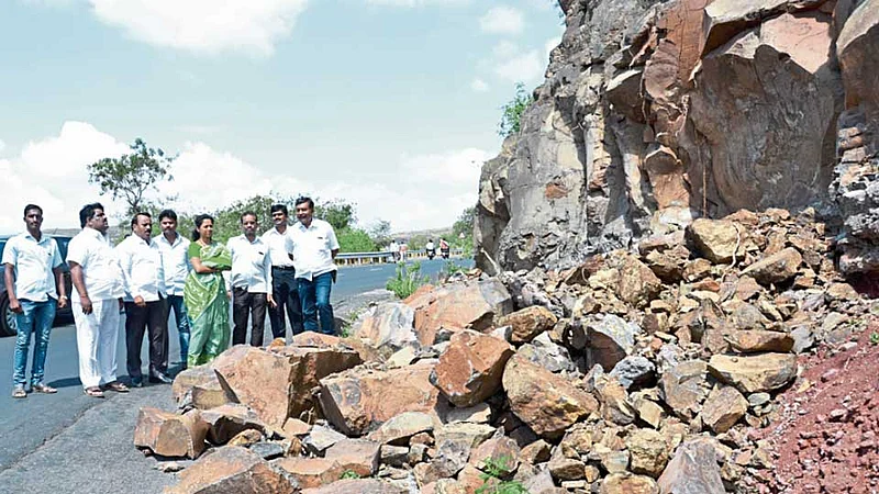 दिवे घाटातील दरडींची सुप्रिया सुळेंकडून पाहणी
