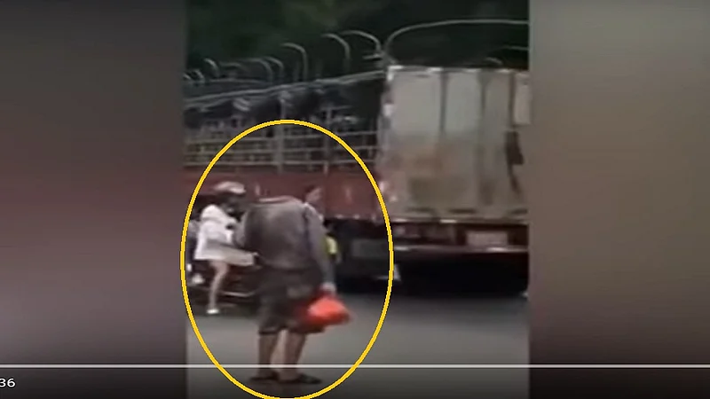 VIDEO प्रचंड व्हायरल ! रस्त्यावरून चालणारी ती 'डोकं' नसलेली व्यक्ती कोण...
