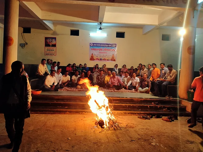 akola holiotsav celebrated in the cemetery