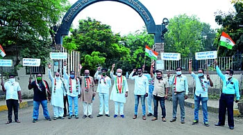 शेतकरी संघटनेसह कॉंग्रेसचे कांदा निर्यातबंदीवर जिल्ह्यात आंदोलन
